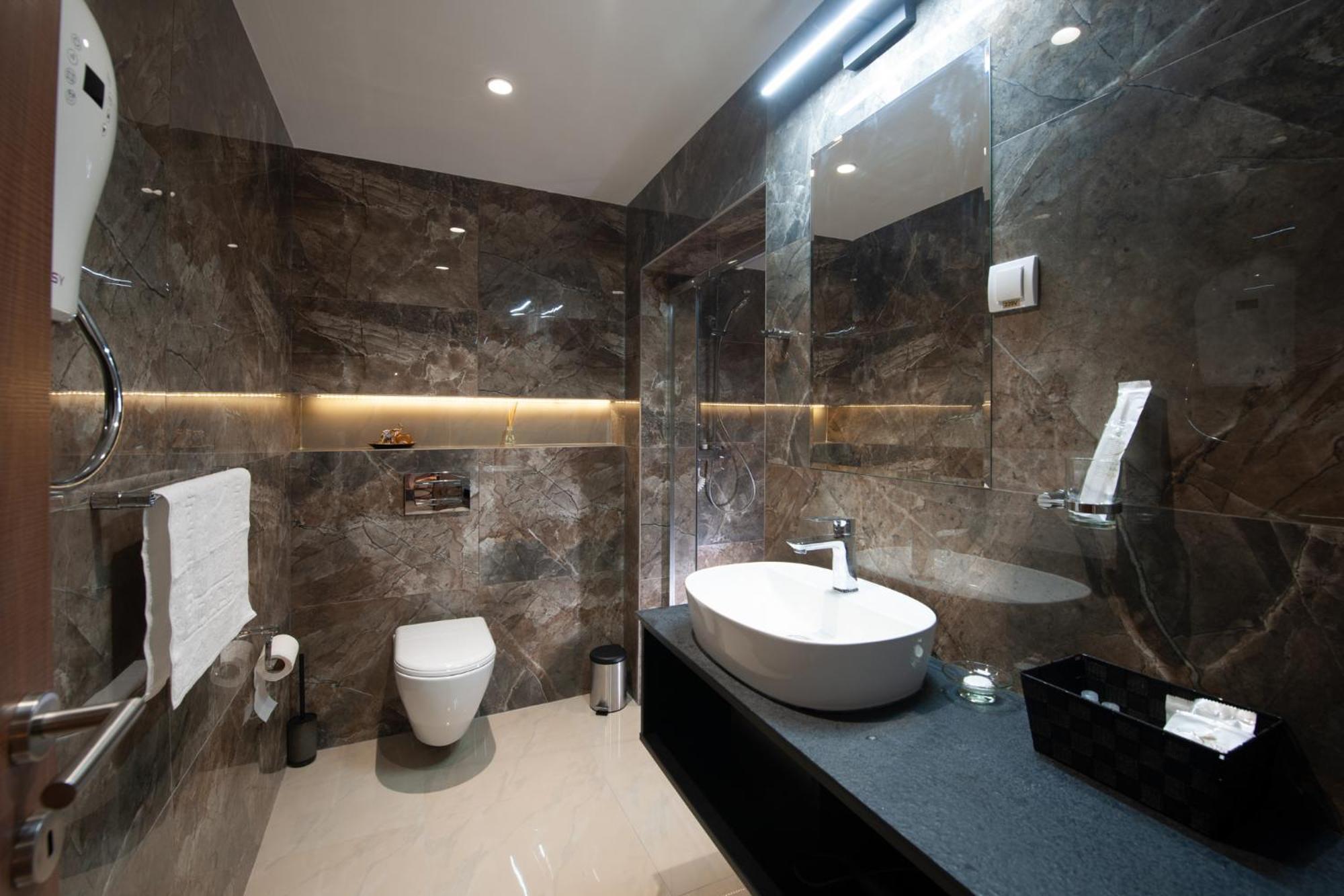 Hotel Kralj 克拉列沃 外观 照片