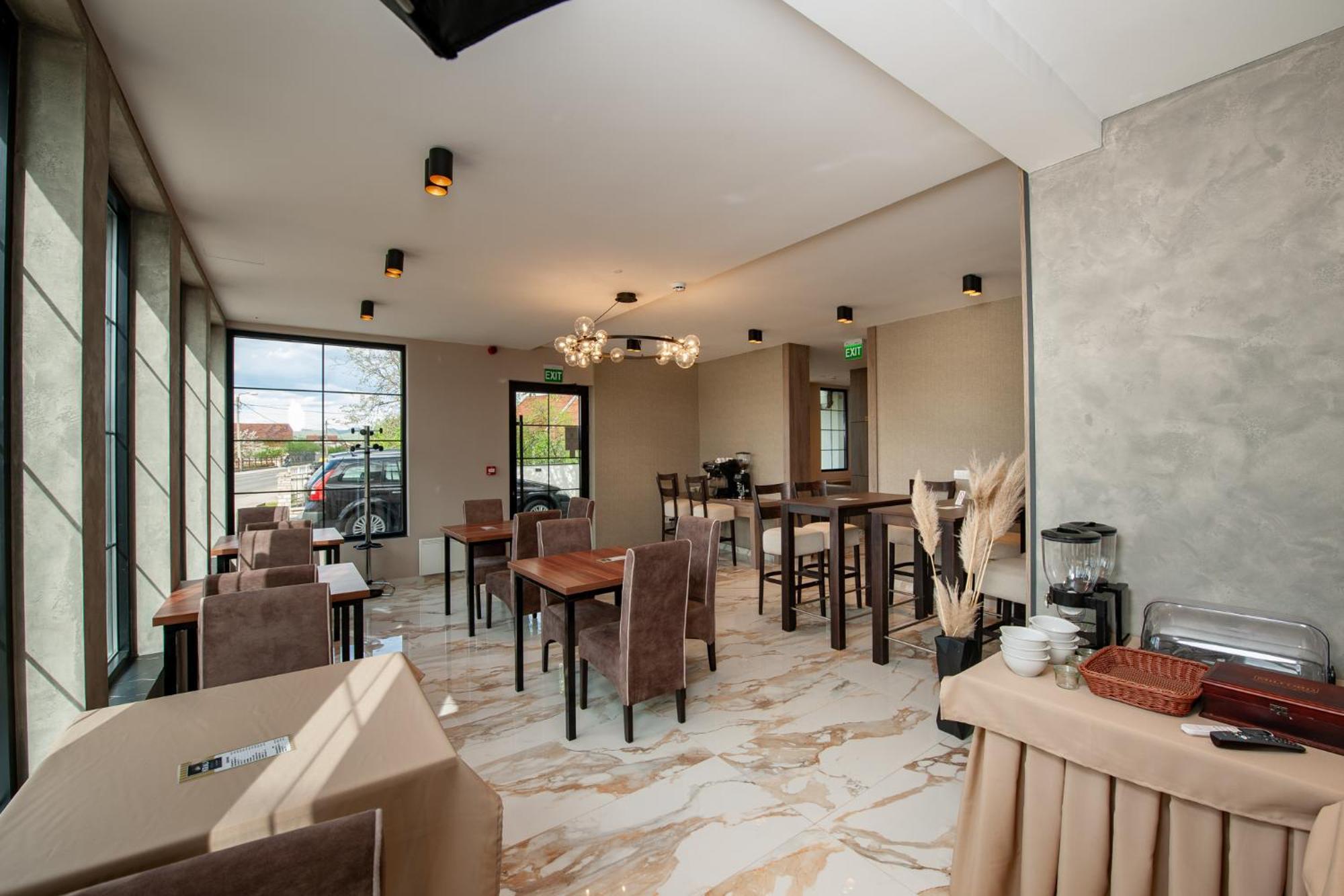 Hotel Kralj 克拉列沃 外观 照片