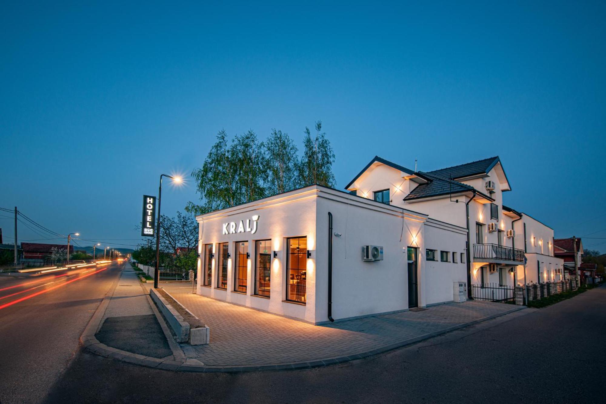 Hotel Kralj 克拉列沃 外观 照片
