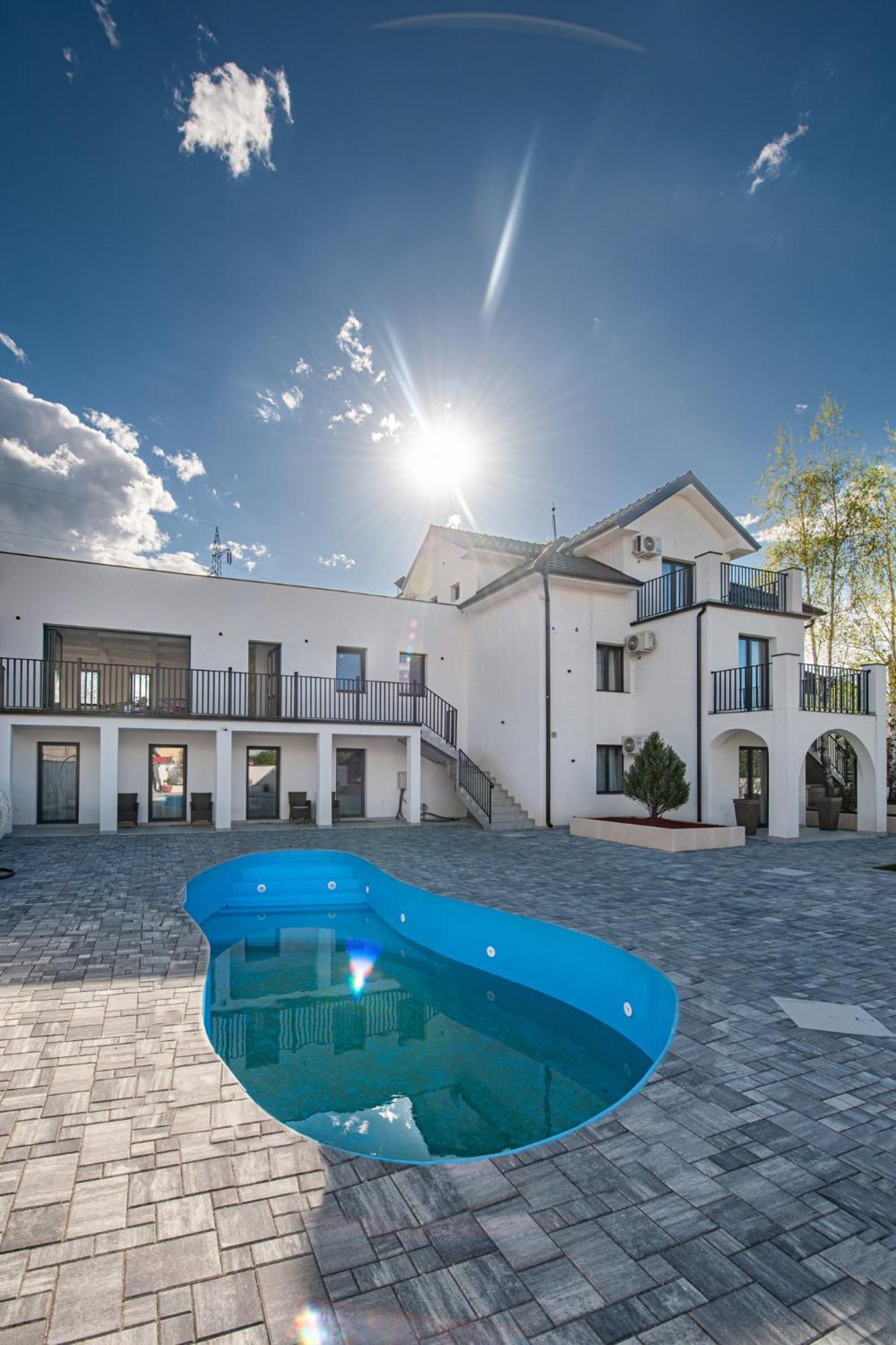 Hotel Kralj 克拉列沃 外观 照片